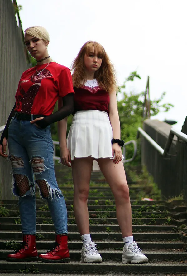 دامن سفید کوتاه تیشرت قرمز